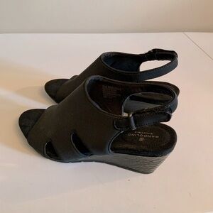 Bandolino B Flexible Wedge slingbacks